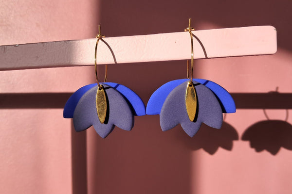 FLOWER HOOPS - forgyldt stål (koboltblå/midnatsblå/forgyldt messing)