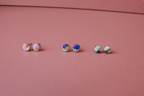 PEACOCK MINI dot øreringe (guld/blå)