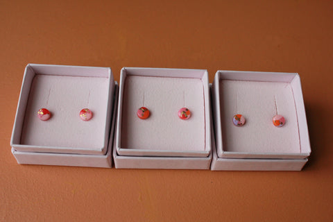 PEACOCK MINI dot øreringe (guld/rød)