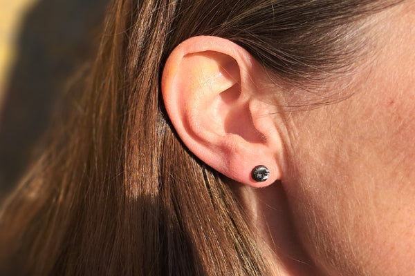 PARTY PEACOCK dot lille øreringe (sort/sølv/guld)