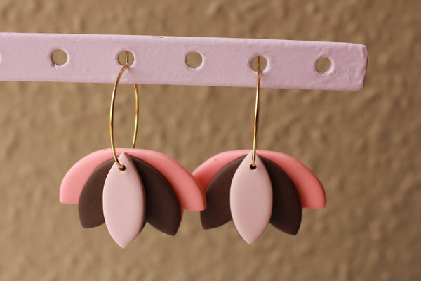 FLOWER HOOPS - forgyldt stål (rosa/brun)