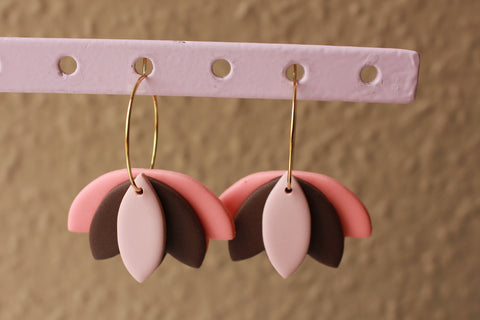 FLOWER HOOPS - forgyldt stål (rosa/brun)