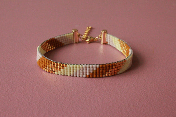 LOOM armbånd (striber - lysegul, rosa, brun, guldbelagt)